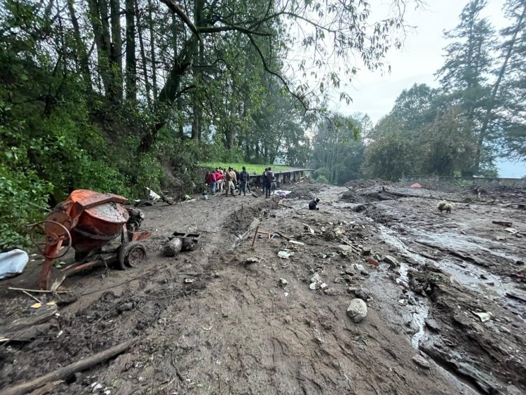 Van 10 muertos por deslave de cerro en Jilotzingo, Edomex