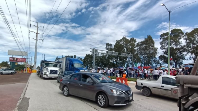 Trabajadores del PJF bloquean la México-Puebla y ocasionan caos vial