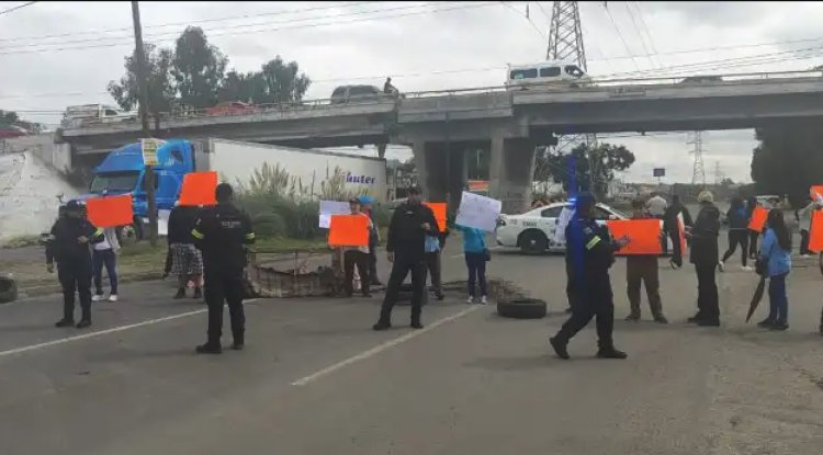 Manifestantes bloquean carretera Lechería-Texcoco por falta de agua