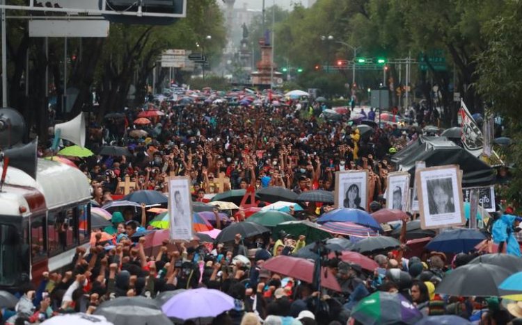 Más de 10 mil personas marcharon en la CDMX a diez años del caso Ayotzinapa