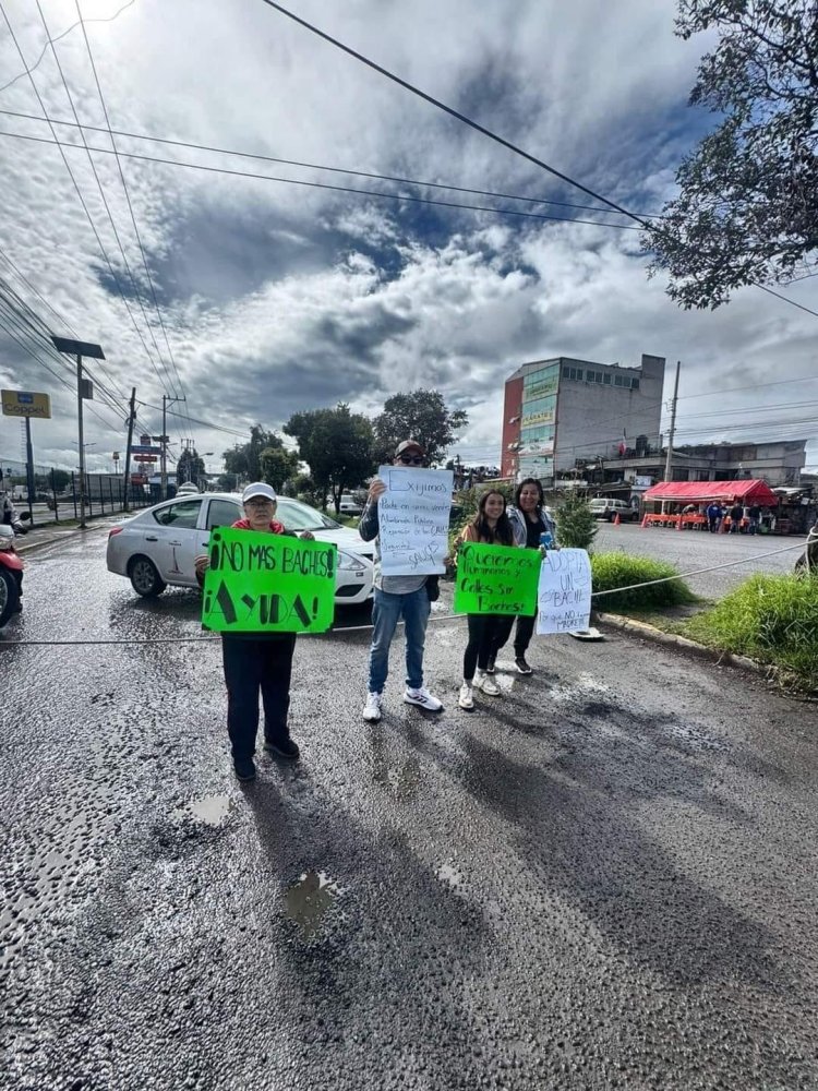 Habitantes de Toluca realizan bloqueo para exigir reparación de sus calles