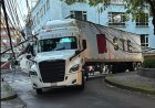 Tráiler derriba postes y ocasiona apagón en la colonia Roma Norte