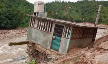 Habitantes de la zona alta de Acapulco continúan sin agua potable a causa de los estragos de John