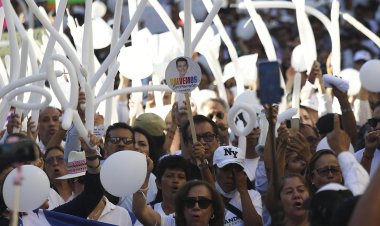 Marchan en Chilpancingo pidiendo paz y justicia por asesinato de Alejandro Arcos