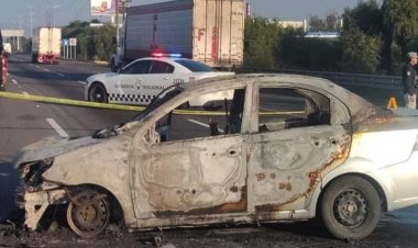 Encuentran en la México-Puebla carro incendiado con cuerpos en su interior