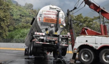 Por volcadura de pipa  de combustible evacuan Jardín de Niños en Nogales.