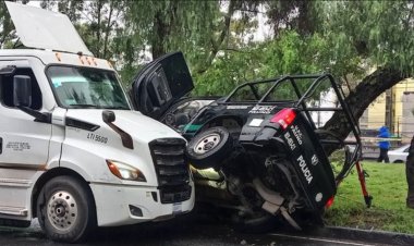 En la calzada Zaragoza patrulla choca contra tráiler por ir en sentido contrario; un policía murió