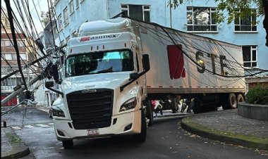 Tráiler derriba postes y ocasiona apagón en la colonia Roma Norte