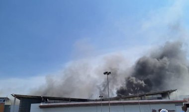 Reportan fuerte incendio al interior de plaza “Las Américas” en Ecatepec