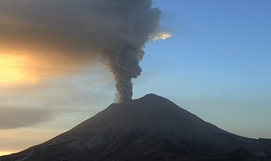 Por actividad volcánica del Popocatépetl suspenden vuelos en aeropuerto de Puebla