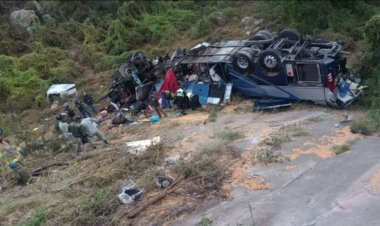 Mueren 24 pasajeros en accidente de autobús que cayó en un barranco en Zacatecas