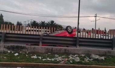 Carro se voltea en carriles centrales de la México-Puebla y provoca carga vehicular