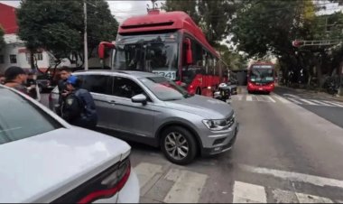 Al menos 10 heridos deja choque entre Metrobús y camioneta en Eje 4