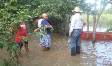 Viviendas continúan inundadas tras desbordamiento del río Papaloapan