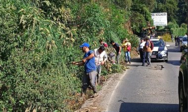 Campesinos se organizan para realizar faenas a falta de mantenimiento en carreteras del Edomex