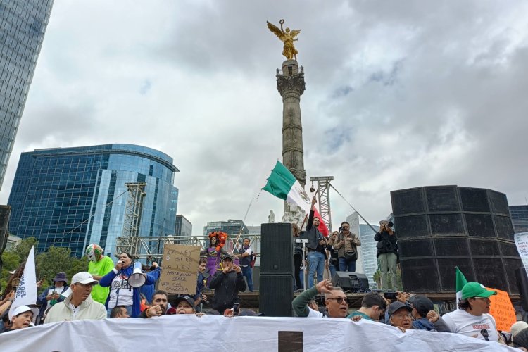 Trabajadores del PJF realizan marcha en rechazo a reforma al PJ mientras Sheinbaum toma protesta