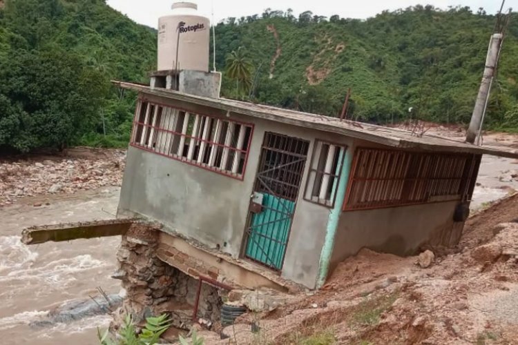 Habitantes de la zona alta de Acapulco continúan sin agua potable a causa de los estragos de John