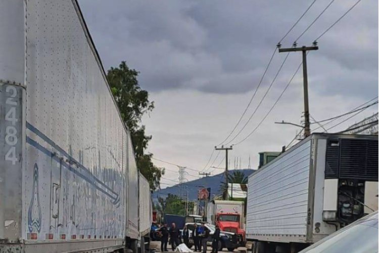 Encuentran cadáver semidecapitado en negocio de reciclaje en Ecatepec