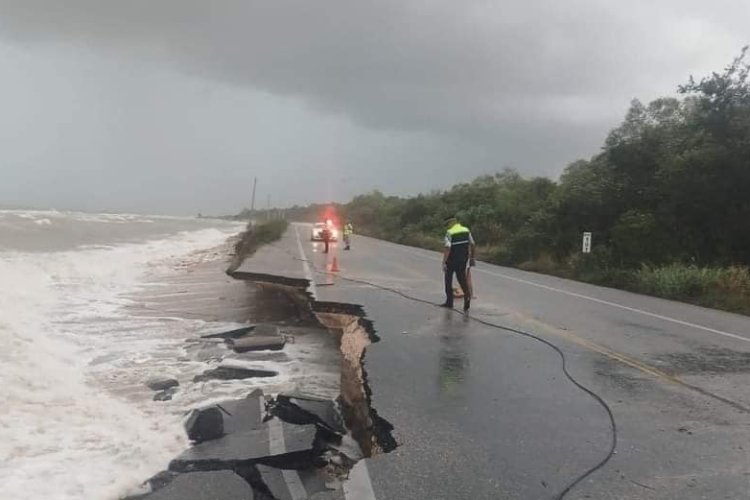 Huracán Milton ocasiona daños en la Carretera Federal Cd. del Carmen-Campeche