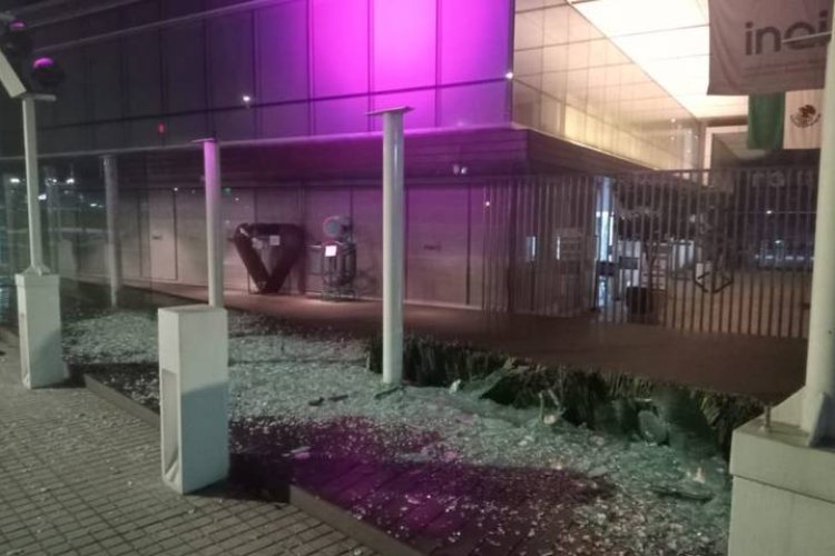 Vandalizan instalaciones del INAI en Coyoacán; fachada amanece con los vidrios rotos