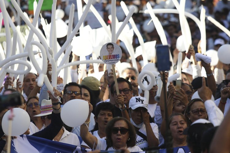 Marchan en Chilpancingo pidiendo paz y justicia por asesinato de Alejandro Arcos