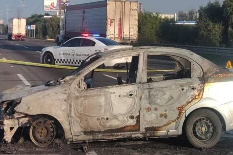 Encuentran en la México-Puebla carro incendiado con cuerpos en su interior