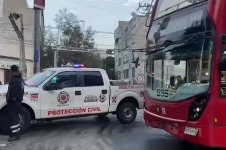 Por pasarse el alto se impactan contra unidad del Metrobús Línea 7