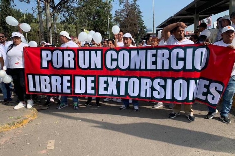 Comerciantes bloquean Periférico exigiendo alto a extorsiones en Naucalpan, Edomex