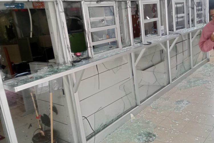 Normalistas vandalizan oficinas de SEIEM en Toluca