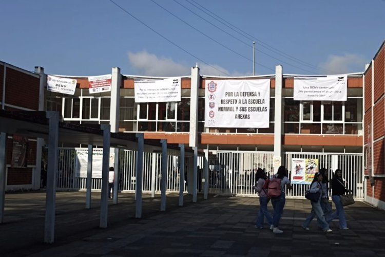 Inician paro de labores en la Benemérita Escuela Normal Veracruzana (BENV) por violentar autonomía