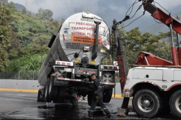 Por volcadura de pipa  de combustible evacuan Jardín de Niños en Nogales.