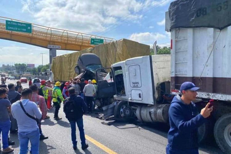 Reportan fuerte accidente provocado por un tráiler en la autopista México-Puebla