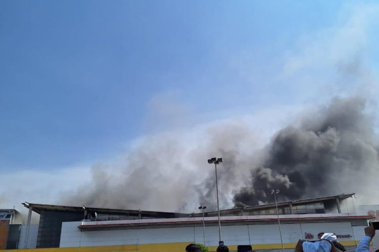 Reportan fuerte incendio al interior de plaza “Las Américas” en Ecatepec