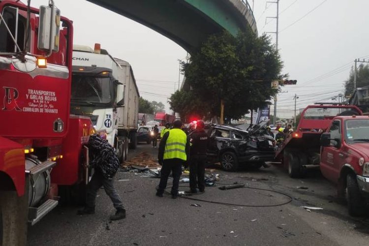 Camioneta pierde el control y cae de puente vehicular en Cuautitlán Izcalli