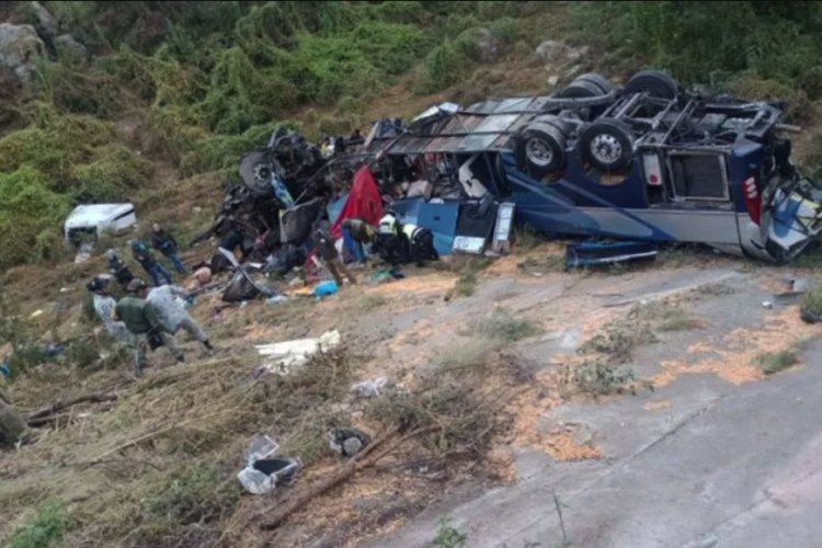 Mueren 24 pasajeros en accidente de autobús que cayó en un barranco en Zacatecas