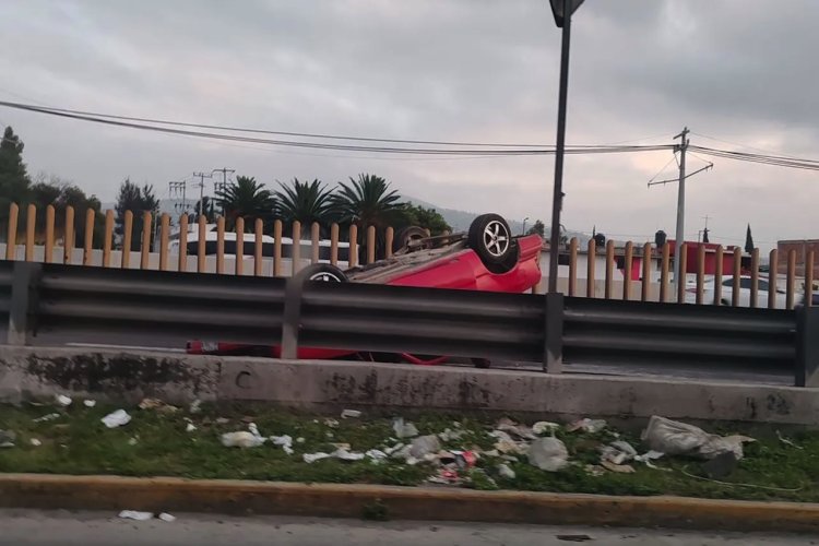 Carro se voltea en carriles centrales de la México-Puebla y provoca carga vehicular