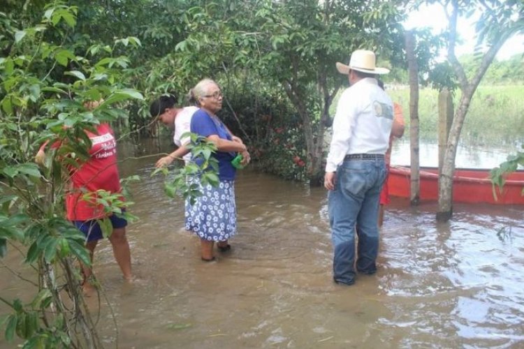 Viviendas continúan inundadas tras desbordamiento del río Papaloapan