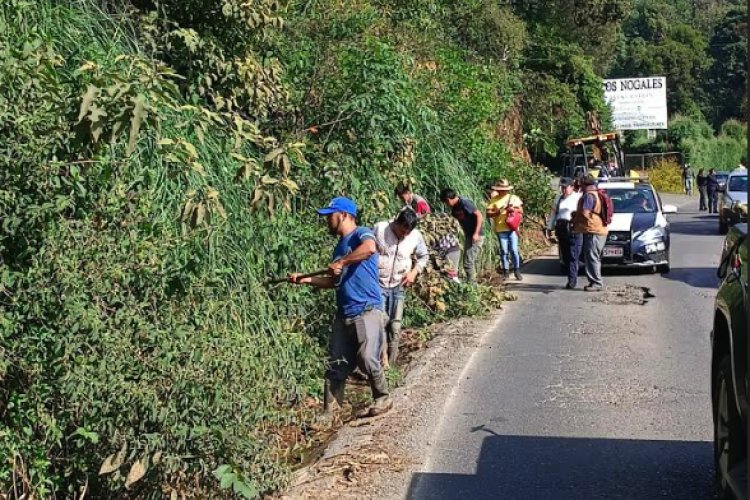 Campesinos se organizan para realizar faenas a falta de mantenimiento en carreteras del Edomex