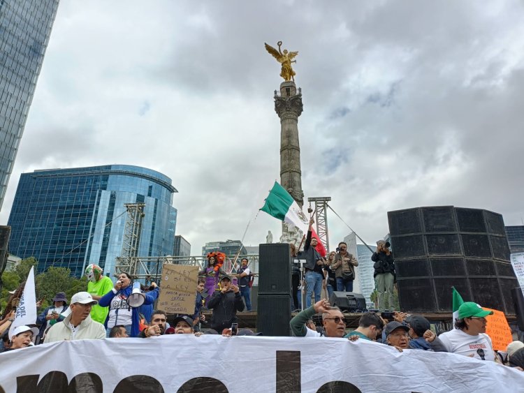 Trabajadores del PJF realizan marcha en rechazo a reforma al PJ mientras Sheinbaum toma protesta