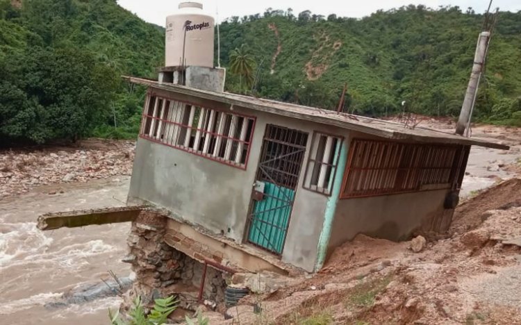 Habitantes de la zona alta de Acapulco continúan sin agua potable a causa de los estragos de John