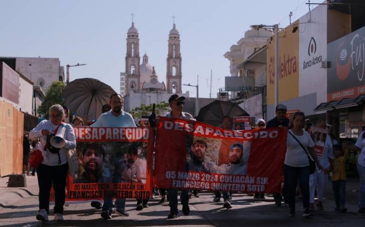 Madres buscadoras realizan marcha por un alto a la violencia en Culiacán, Sinaloa