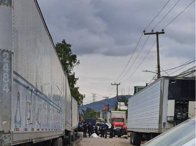 Encuentran cadáver semidecapitado en negocio de reciclaje en Ecatepec