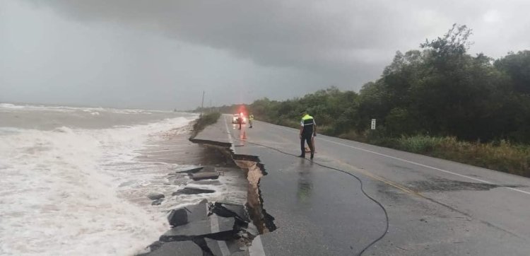 Huracán Milton ocasiona daños en la Carretera Federal Cd. del Carmen-Campeche