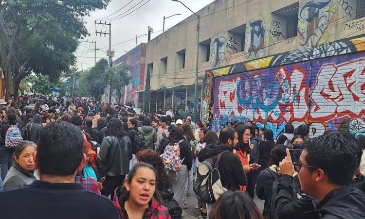 Por amenaza de presunta bomba desalojan a alumnos de la ENAH en la CDMX