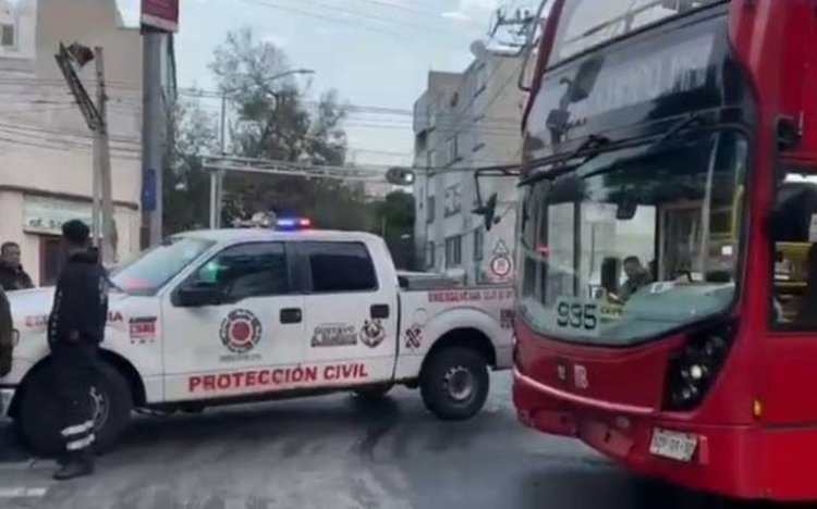 Por pasarse el alto se impactan contra unidad del Metrobús Línea 7