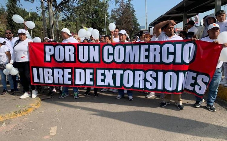 Comerciantes bloquean Periférico exigiendo alto a extorsiones en Naucalpan, Edomex