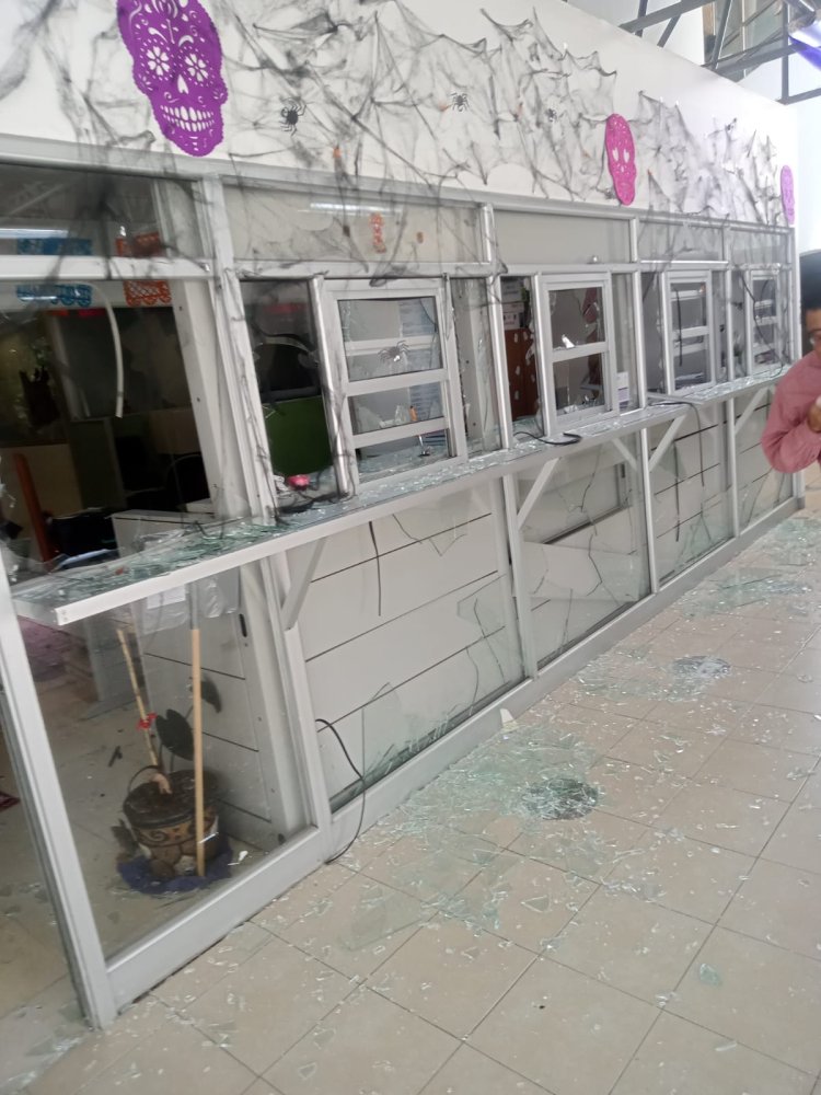 Normalistas vandalizan oficinas de SEIEM en Toluca