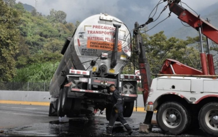 Por volcadura de pipa  de combustible evacuan Jardín de Niños en Nogales.