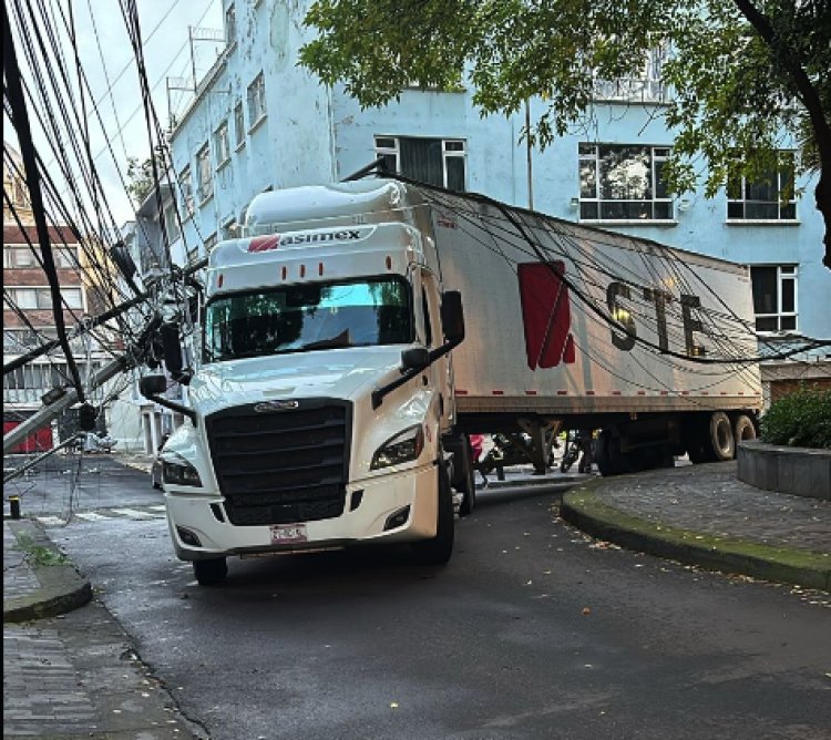 Tráiler derriba postes y ocasiona apagón en la colonia Roma Norte