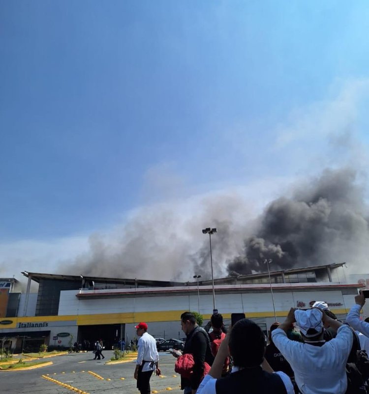 Reportan fuerte incendio al interior de plaza “Las Américas” en Ecatepec